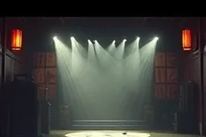《桥下有人家》封面：桥洞下的晾衣绳与斑驳的墙面