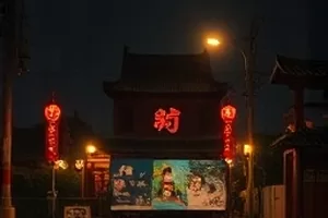 《纸灯旧事》封面：印刷厂车间里一排铅字架与亮着的白炽灯